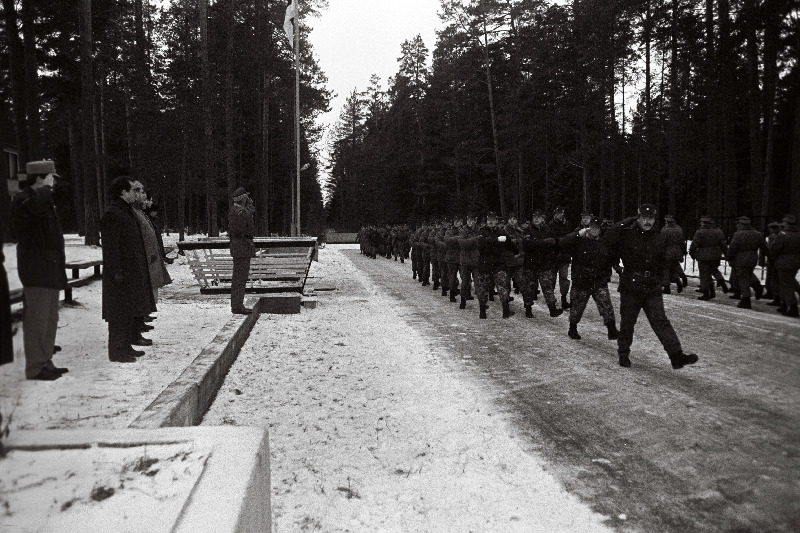 Sõjaväelased marsivad ministrite eest mööda.