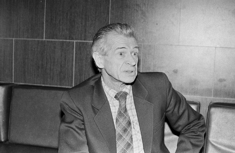 Eesti NSV rahvakunstnik, Eesti Kinoliidu juhatuse esimene sekretär, Tööpunalipu ordeniga autasustatud Kaljo Kiisk ajalehe "Kodumaa" toimetuses.