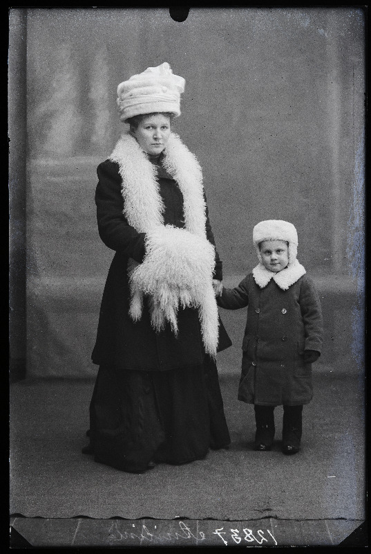 Äniline pojaga.