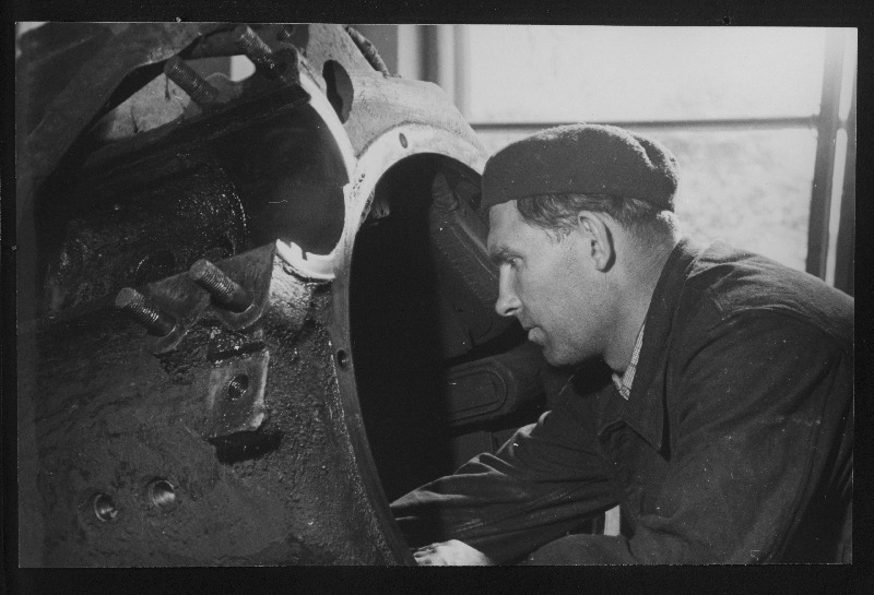 Tallinn-Väikese veduridepoo kommunistliku töö eesrindlane elektrilukksepp Endel Nupp.