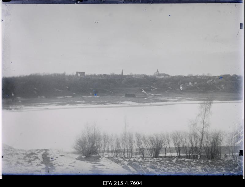 Linnavaade üle järve.