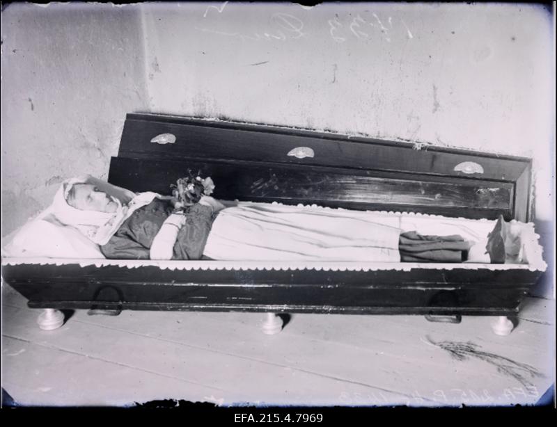 Vanaproua põrm kirstus, (foto tellija Laur).