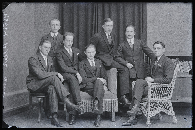 Grupp Viljandi Reaalgümnaasiumi III klassi õpilasi, (foto tellija Piller).