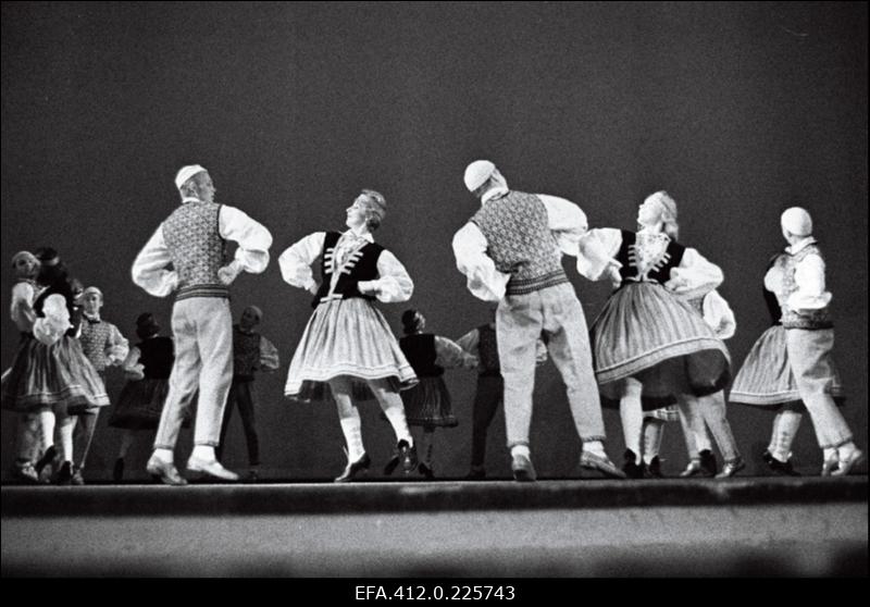 KETA Pärnu klubi rahvatantsuansambel "Kajakas" esitamas "Tuljakut".