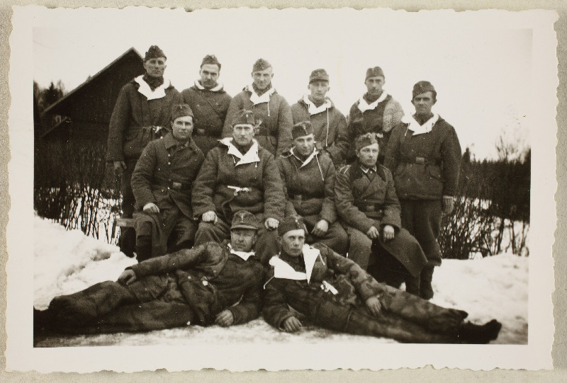 Sõdurid grupifotol talvisel maastikul