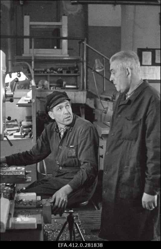 Tartu Autoremonditehase meesansambli "Akord" liikmed kommunistliku töö eesrindlased Peeter Ilves ja Jaan Madisson