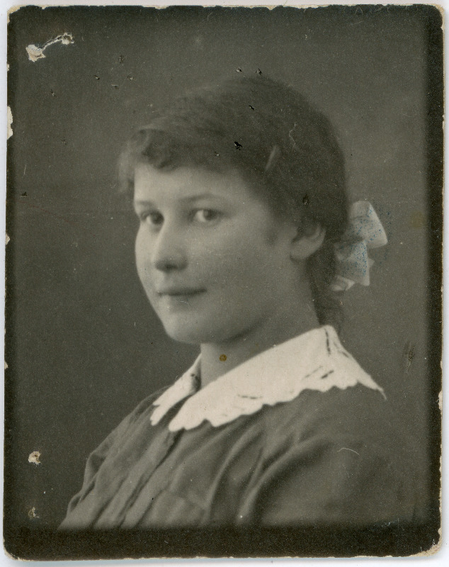 Olga Veberi portreefoto, pöördel pühendus Ludmillale Lubergile