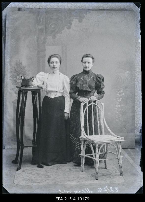 Kaks naist, (foto tellija Memme).