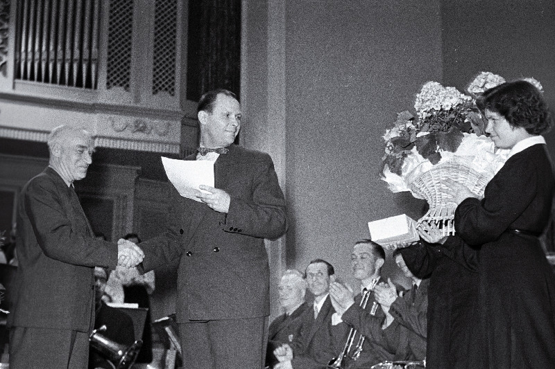 Võru rajooni Kungla rahvamaja puhkpilliorkestri juhi H. Kostabi (vasakult 1.) õnnitlemine tema juubelipäeval „Estonia“ kontserdisaalis.