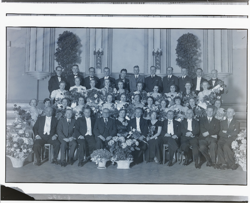 Grupp Konservatooriumi lõpetajaid.