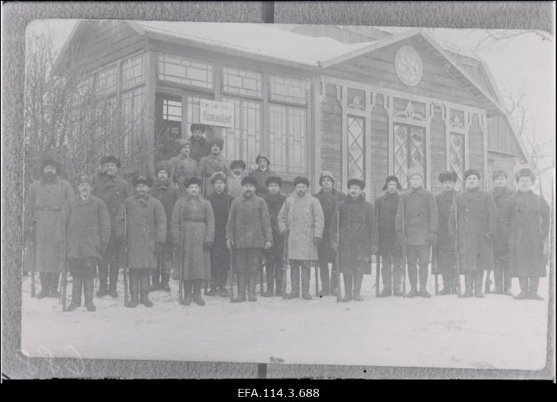 Vabadussõda. Suure-Jaani kaitseliitlased kihelkonna komandatuuri käsutusse võetud pastoraadi hoone ees.