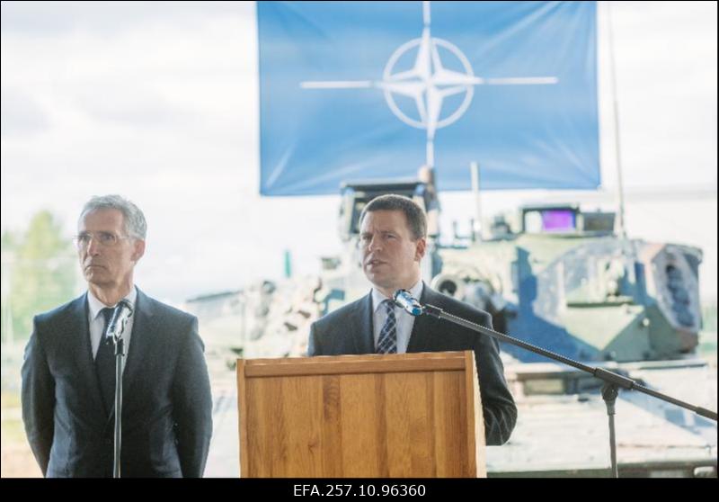 Kaitseministrite mitteametlik kohtumine. Peaminister Jüri Ratas ja NATO peasekretär Jens Stoltenberg Tapa baasi külastamas.