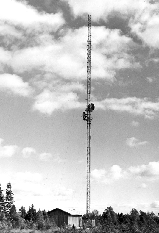 FM-TV-stationen på Billingen, Skövde, mitten av 1950-talet. Hörde från början till ansvarsområdet för Karlsborgs radiostation.Stationshuset och 76-m-masten med antennparabolerna som mottar och vidaresänder TV-bilder över radiolänken.