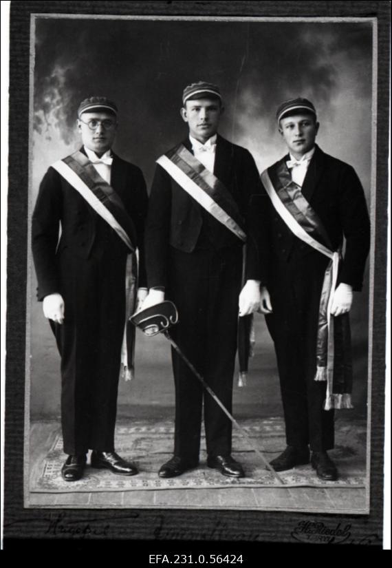 Korporatsiooni „Fraternitas Estica“ eestseisus II semestril 1927. aastal (vasakult) 2. s/a esimees J. Muru, 3. s/a kirjatoimetaja A. Toss.