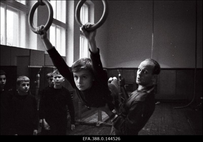 Viljandi Laste Spordikooli treener Vahur Kivisild juhendab õpilasi.