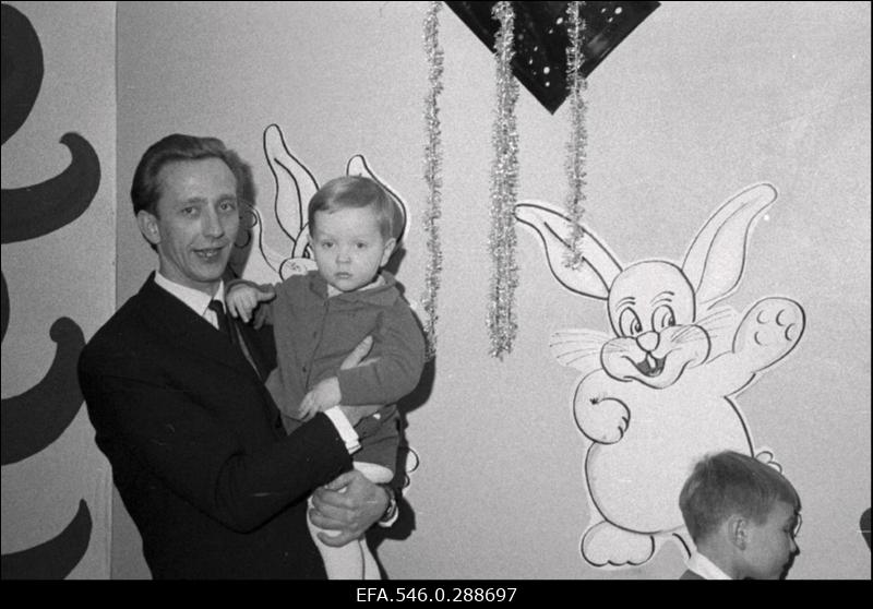 Laste nääripidu. Poseerimine mälestusfotoks.