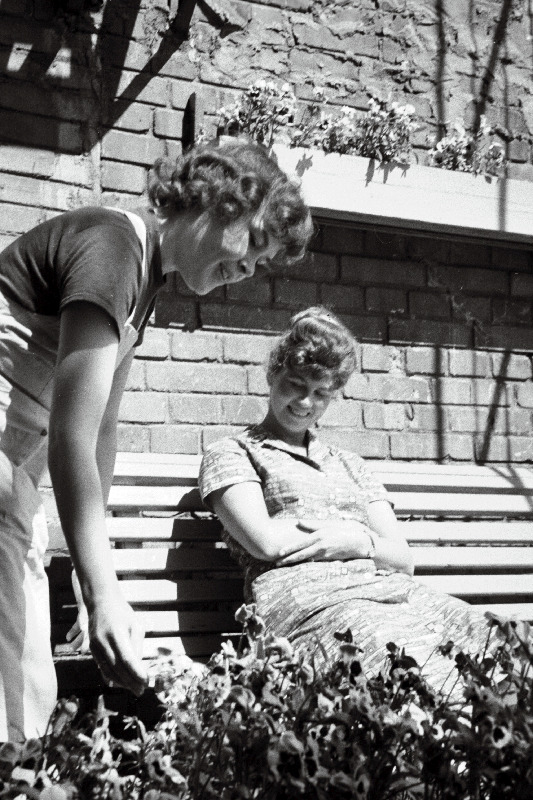 Plastmasstoodete tehase Estoplast armatuuri-montaaži jaoskonna töötajate poolt sisustatud puhkenurgas viibivad Milvi Siimsen ja Laine Kurvits.