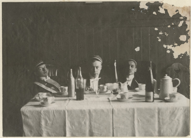 Korporatsioon "Estonia" liikmete koosviibimine konvendihoones, grupifoto