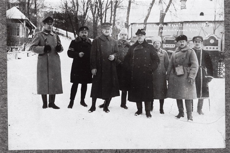 Vabadussõda. Ameerika Ühendriikide sõjaväeline esindaja Petseris.Vasakult: 1. Sõjavägede ülemjuhataja staabi käsundusohvitser kapten Eduard Villmann, 2. Kindralstaabi Valitsuse ülem polkovnik Jaan Rink, 3. Ameerika Ühendriikide sõjaväeline esindaja kapten August Krantz, 4. Soome Põhja Poegade Rügemendi ülem polkovnik Hans Kalm, 5. Välisministeeriumi sekretär Hermann Hellat, 6. tõlk, 7. 2.Jalaväepolgu ülem alampolkovnik Hans Kurvits, 8. 2.Jalaväepolgu 1.pataljoni ülem kapten Johannes Anderson.