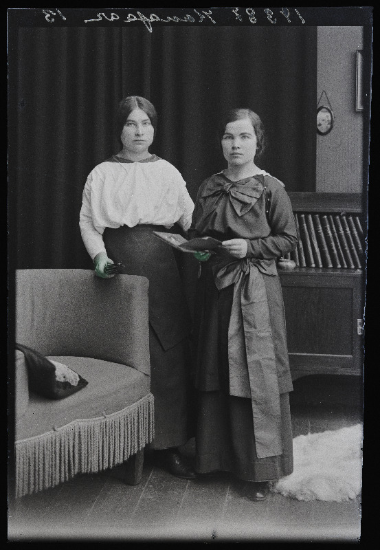 Kaks naist, (foto tellija A. Kanasaar, Põltsamaa kihelkond, Adra teemaja).