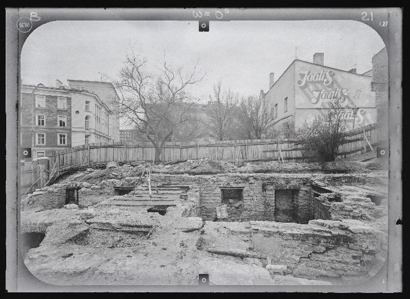Tallinn. Kvartal nr 37. Ehitusarheoloogia. Harju tänava stereofotogramm-meetriline mõõdistamine.