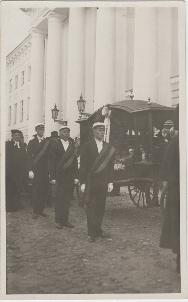 Korporandid matusevankri kõrval Tartu ülikooli ees.