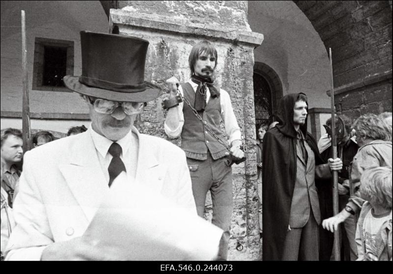 Kuningriiklaste fraktsiooni aktsioon Raekoja platsil. Kuningriiklane Ralv Parve.