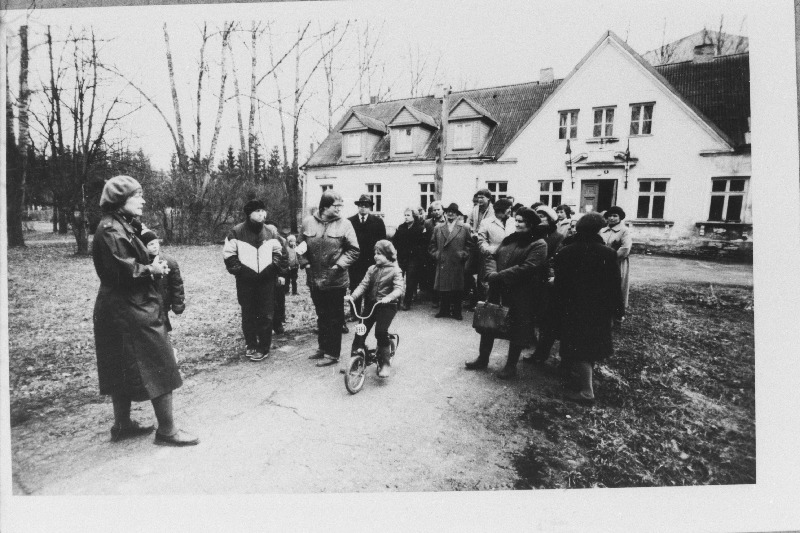 Paide Koduloomuuseumi direktor Tiiu Saarits tutvustab huvilistele kodulinna