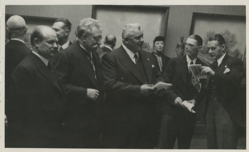 Eesti kunstinäituse avamine Riias Eesti Vabariigi 19. aastapäeval 24.02.1937, näitusega tuvumas Läti president Karlis Ulmanis, eesti haridusminister Aleksander Jaakson, Läti haridusminister Augusts Tentelis, ja Läti välisminister Vilhelms Munters, tutvustamas näituse komissar skulptor Voldemar Melnik (Mellik)
