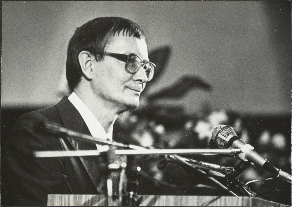 Eesti Vabariigi aastapäeva tähistamine. Pidulikul kontsertaktusel "Estonia " teatris kõneleb Tunne Kelam.