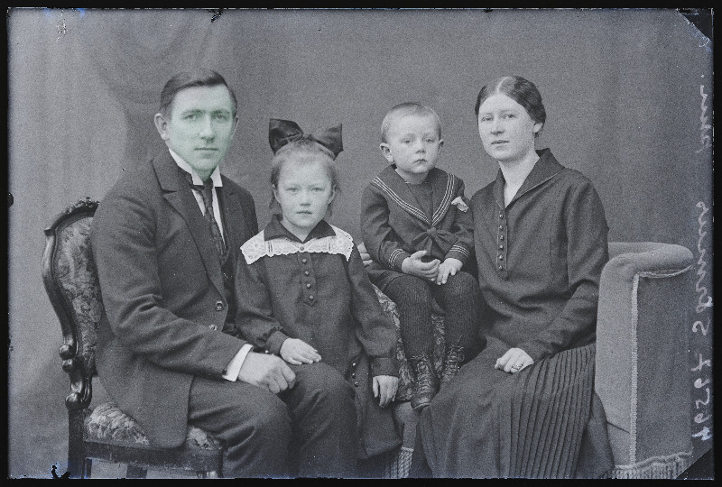 Juhan Sõrmus perega, (Abja, apteek).