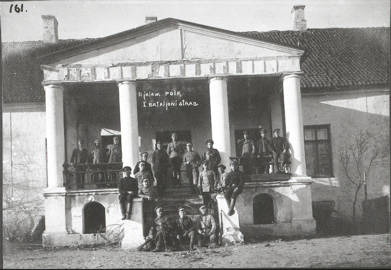 Vabadussõda. 2.Jalaväepolgu 1.pataljoni komandandikomando sõdurid. Trepi ülemisel astmel (binokliga) pataljoniülem alamkapten Felix Tannebaum (Tanner).