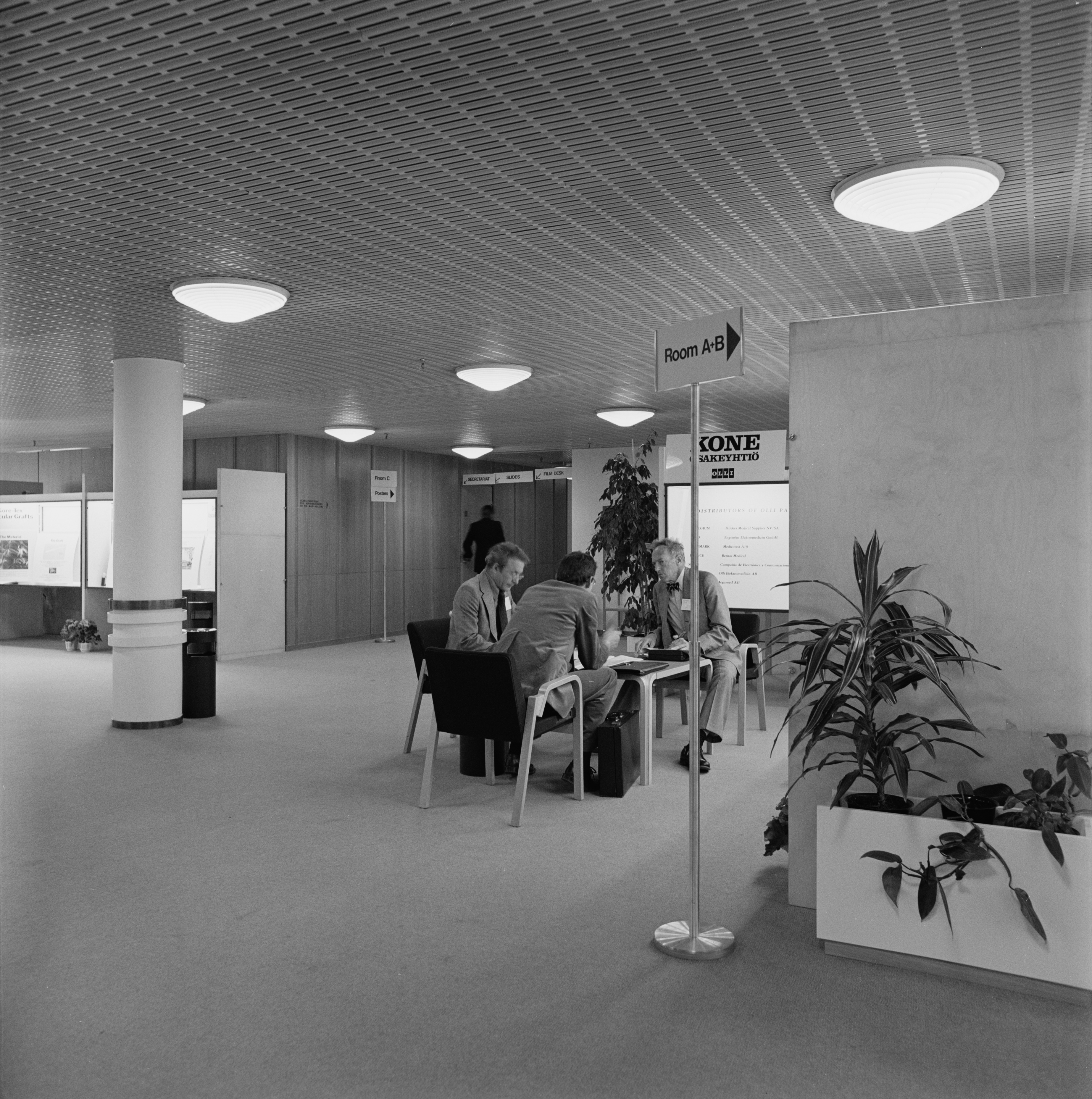 {'fi': 'Finlandia-talo, kongressisiipi, lämpiö', '_type': 'lang'} - Finlandia-talo, kongressisiipi, lämpiö. Arkkitehti Alvar Aalto, valmistunut 1975. -- negatiivi, filmi, mv