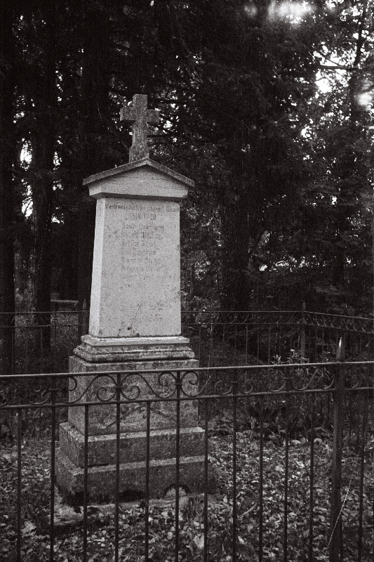 Hauasammas Harju-Risti kiriku kalmistul.