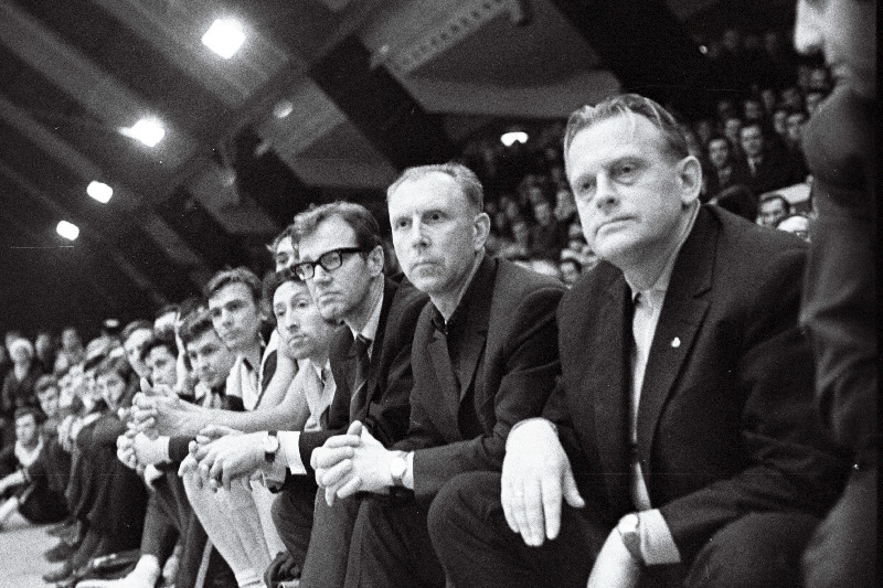 "Kalevi" treenerid (paremalt) Heino Krevald, Joann Lõssov, Ilmar Kullam NSV Liidu meistrivõistlusi korvapllis jälgimas.