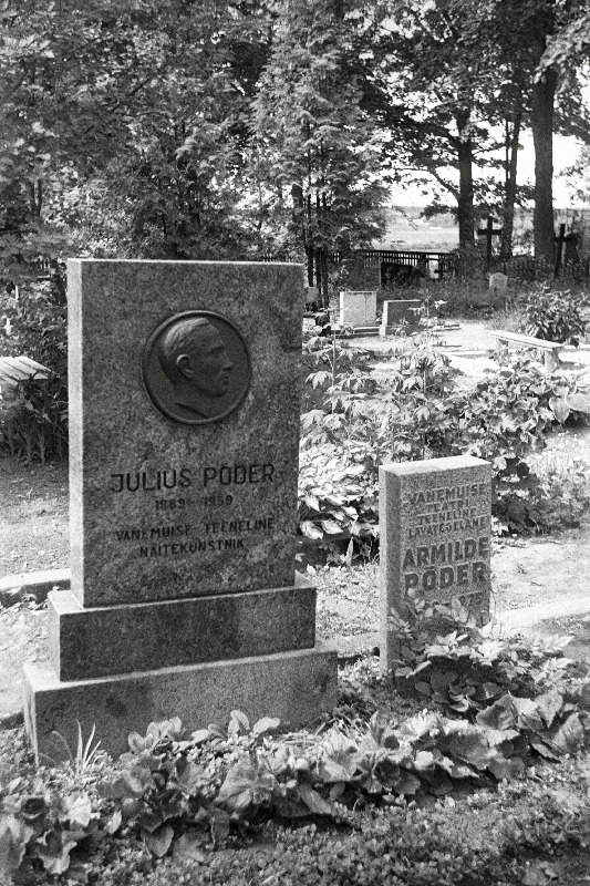 Näitleja ja näitejuhi Julius Põderi hauatähis Puiestee t kalmistul.