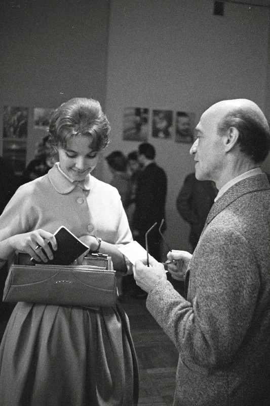 II Vabariikliku Fotonäituse avamine ja näitusel T. Luik ja A. Sterenberg.