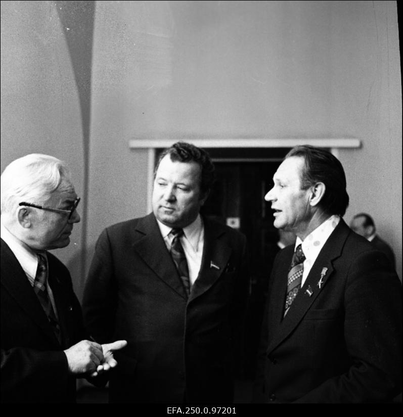 Eesti NSV ülemnõukogu saadikud (vasakult): Eesti NSV Ministrite Nõukogu Koondise „Eesti Põllumajandustehnika“ esimees Aleksander Mette, EKP Pärnu Rajoonikomitee esimene sekretär Jan Ganzen ja Harju rajooni „Rahva Võidu“ kolhoosi esimees, sotsialistliku töö kangelane Rudolf Mannov Eesti NSV Ülemnõukogu üheksanda koosseisu erakorralise, üheksanda istungjärgu vaheajal mõtteid vahetamas.