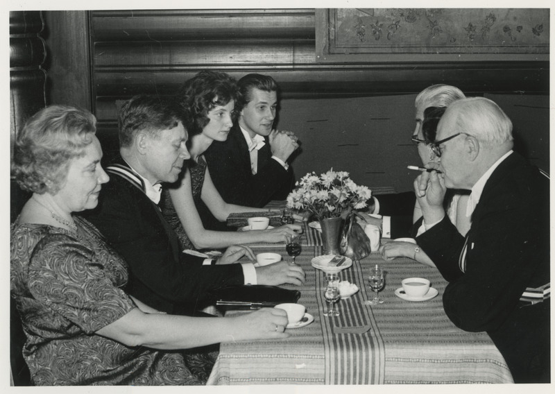 Stockholmi (üliõpilaste) Eesti Osakonna ball, istutakse laudades