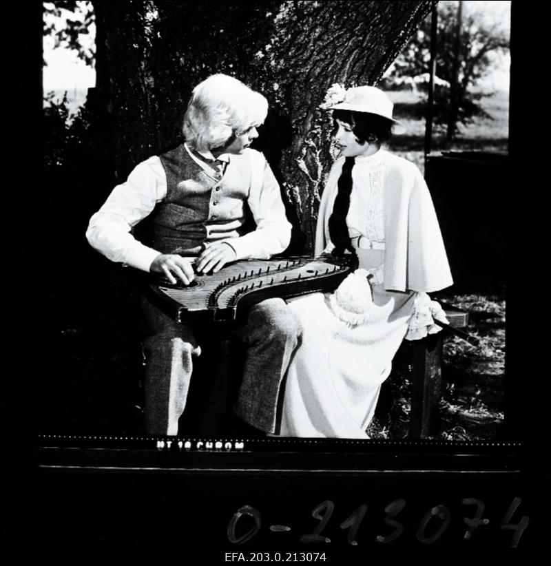 Kaader Tallinnfilmi mängufilmist "Suvi". Imeliku osas Rein Aedma, neiu Ärnja osas Mare Garšnek.