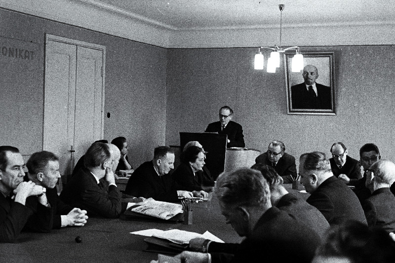 EKP Keskkomitee Partei Ajaloo Instituudi teadusliku nõukogu liikmed ajalooteadlase D.Rudnevi Eesti revolutsioonilise töölisliikumise ja Eestimaa Kommunistliku Partei ajaloo alase kandidaadidissertatsiooni kaitsmist kuulamas.