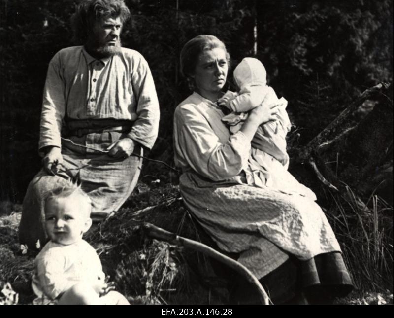 Kaader filmistuudio Tallinnfilm mängufilmist Põrgupõhja uus Vanapagan, vasakult: Jürka - Elmar Salulaht, Juula - Astrid Lepa.