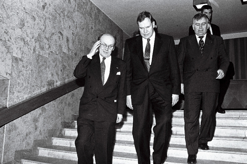 Soome suursaadik Jaakko Kaurinkoski, Paavo Lipponen ja Tiit Vähi.