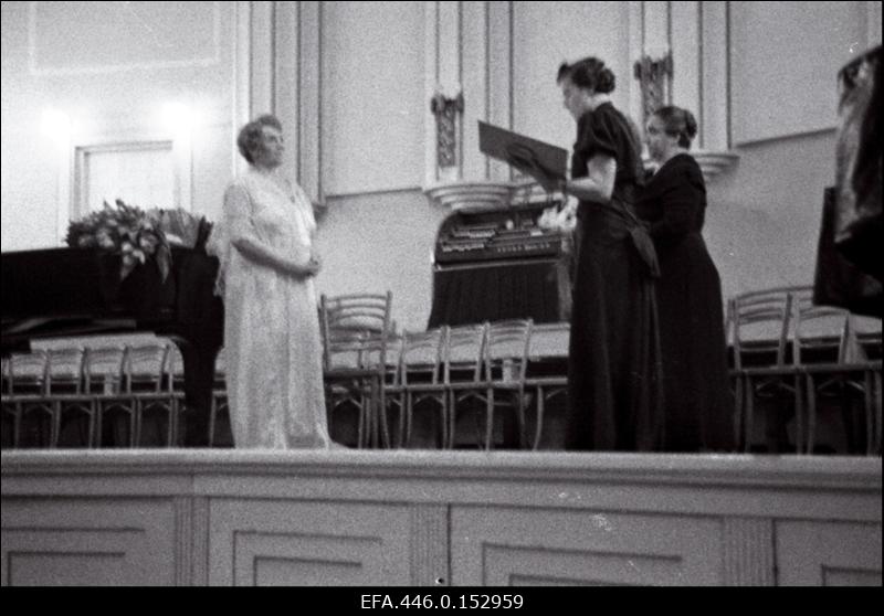 Eesti lauljatari ja laulupedagoogi Aino Tamme 75. sünnipäevale pühendatud juubeliaktus Estonia kontserdisaalis. Juubilari õnnitlemine.