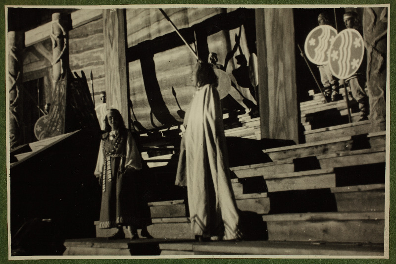 Leo Kalmeti lavastatud vabaõhuetendus "Lembitu" Juhan Sütiste draama "Ristikoerad" ainetel Tallinna laululaval.