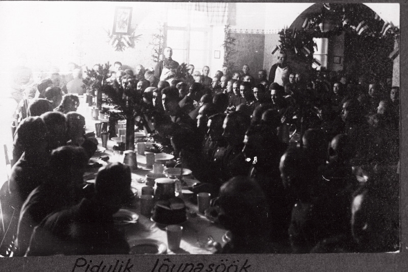 Eesti Vabariigi Scoutspataljoni 12. aastapäeva tähistamiseks korraldatud pidulikust lõunasöögist osavõtjad.