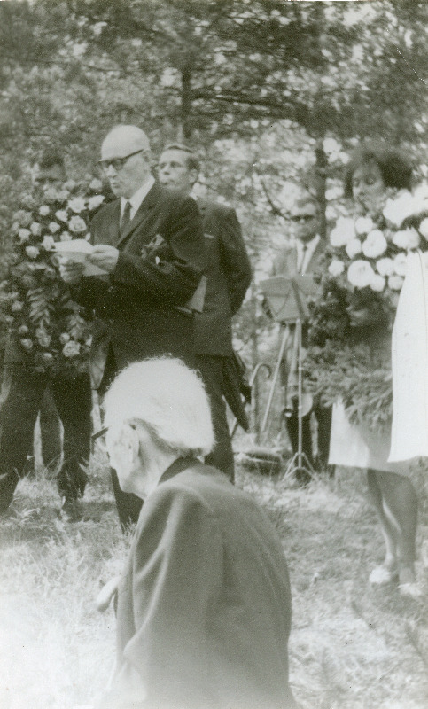 Kirjanik Friedebert Tuglase (esiplaanil küljega) abikaasa Elo Tuglase matus Metsakalmistul kõneleb kirjanduseadlane Nigol Andresen.