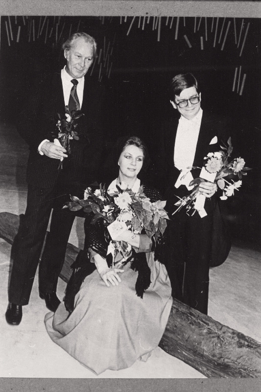 Pärast Soome helilooja A. Sallineni ooperi “Ratsamees” esietendust “Estonia” teatris on laval (vasakult) helilooja Aulis Sallinen, Anne osatäitja Helvi Raamat ja dirigent Hannu Bister.