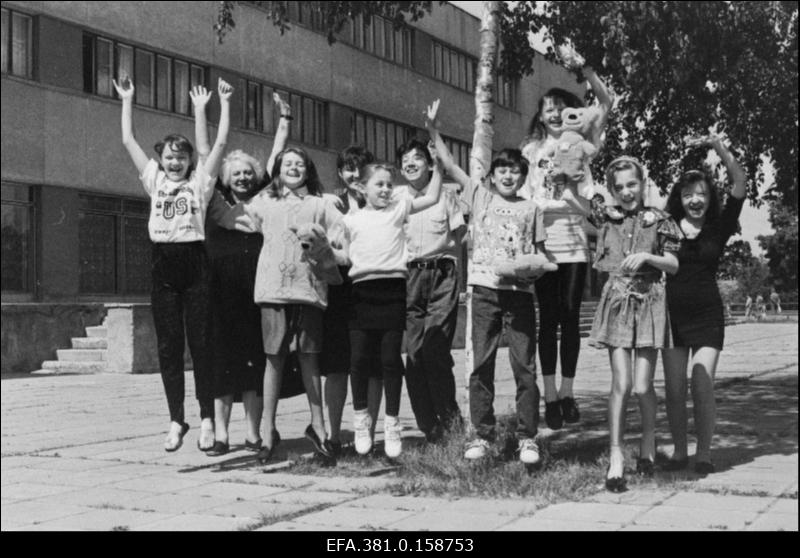 Narva laste lauluansambel “Lõbusad noodid” tagasi Soomest, kus toimus laste estraadilaulude festival.