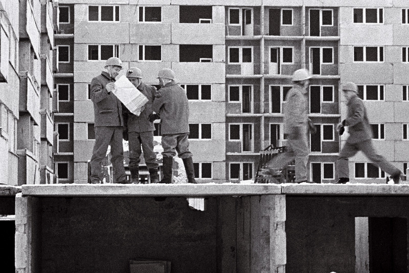 Tartu Elamuehituskombinaadi Olev Kangusti brigaadi liikmed 45-korterilise elamu ehitusel.
